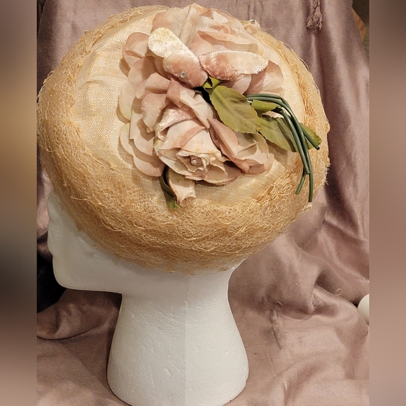 Vintage Beautiful Pill Box Floral Hat w/ Lace Netting - Picture 3 of 10